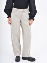 Jean de corte recto y tiro medio, color beige oscuro, con diseño clásico de cinco bolsillos y cierre frontal con botón y cremallera.