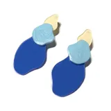 Par de aros colgantes con formas geométricas irregulares en color azul, celeste y amarillo.
