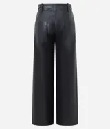Pantalón wide leg de poliuretano color negro, con cintura de tiro alto, trabillas para cinturón, cierre frontal y bolsillos traseros aplicados.