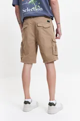 Bermuda cargo de corte clásico en color beige, con bolsillos laterales tipo cargo, cierre de cremallera y botón, y pasacintos.