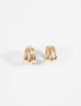 Caravanas tipo clip con diseño de ondas en relieve y acabado brillante.