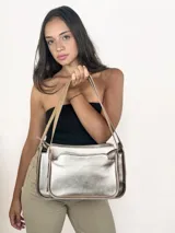 Cartera baguette dorada de cuero genuino, con asa reversible.