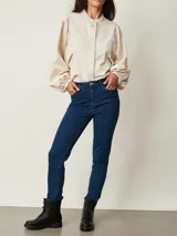Jeans de mezclilla de corte skinny, tiro alto y color azul oscuro, con bolsillos delanteros y traseros.