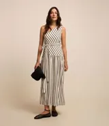 Vestido midi blanco con rayas verticales negras, escote asimétrico de un solo hombro, lazo en la cintura y falda acampanada.