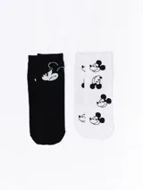Pack de dos pares de medias, uno en color negro con diseño de rostro de Mickey Mouse y otro en color blanco con estampado de múltiples rostros de Mickey Mouse.