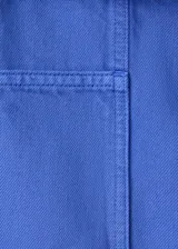Minifalda azul de tiro bajo con cierre frontal y detalle de lazo para atar en la cintura.