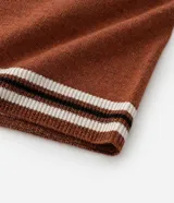 Bermuda masculina de tejido jacquard color terracota, con cintura elástica, cordón de ajuste y detalle de rayas horizontales en el ruedo.