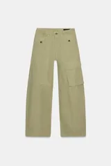 Pantalón cargo de tiro medio confeccionado en algodón, con cintura con trabillas, bolsillos delanteros y bolsillos de plastrón con solapa en la pierna.