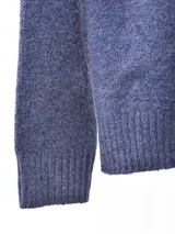 Sweater azul jaspeado de tejido de punto con cuello redondo y mangas largas.