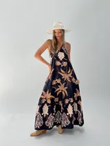 Vestido largo de algodón italiano con estampado floral, escote en V, espalda descubierta con elástico y tiras para atar al cuello.