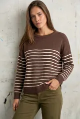 Sweater de punto con diseño a rayas horizontales en color marrón y blanco, de cuello redondo y manga larga con puños acanalados.
