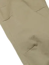 Pantalón jogger Caterpillar de twill en color verde militar, con cintura elástica con cordón de ajuste negro, bolsillos laterales y un bolsillo cargo en la pierna derecha con la etiqueta de la marca.