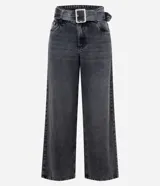 Pantalón wide leg de denim en color negro gastado, con tiro bajo, bolsillos funcionales y cinturón incorporado del mismo tejido con hebilla metálica rectangular.