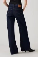 Jean de mujer azul oscuro, de corte recto y tiro alto.