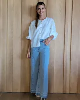 Pantalón de jean estilo wide leg con costuras verticales frontales, tiro alto y bolsillos laterales.