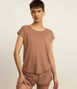 Remera de manga corta con escote redondo, confeccionada en tejido de microfibra ligero y de secado rápido. Presenta un corte holgado con ruedo redondeado, ideal para actividades deportivas o uso casual.