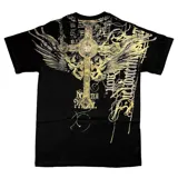 Remera negra de algodón con estampado frontal grande en tonos grises y dorados, con tipografía gótica, un diseño de cruz ornamentada y un felino en el centro.