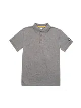 Remera tipo polo de manga corta, color gris melange, con cuello clásico, cierre frontal de tres botones y parche de silicona con logo en la manga izquierda.