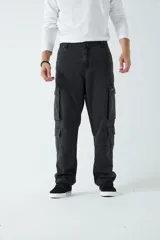 Pantalón cargo de canvas color marrón, con tiro medio, múltiples bolsillos laterales y traseros, y cierre frontal con botón y cremallera.