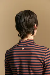 Polera de cuello alto y manga larga, confeccionada en tejido elástico con diseño de rayas horizontales en tonos azul marino y terracota.