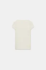 Camiseta de manga corta con escote en pico y corte slim fit.