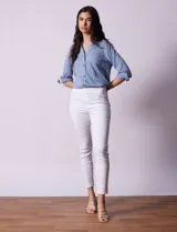 Jegging blanco de algodón, marca Sound Style. Diseño skinny de tiro alto, con bolsillos simulados en la parte delantera y bolsillos aplicados en la parte trasera.