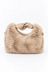 Cartera de mano color chocolate confeccionada en material símil piel sintética peluda, con manija superior de cuero sintético retorcida y correa larga regulable desmontable con herrajes dorados.