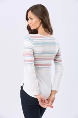 Remera de manga larga con cuello redondo y cierre frontal parcial con botones. Presenta un diseño de rayas horizontales en tonos pastel en la parte superior y un detalle de abertura lateral en el ruedo.