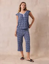 Conjunto de pijama marca René Rofé, compuesto por una remera de tejido soft con escote en V y botones, y un pantalón capri con cintura elastizada. El conjunto es de color azul con estampado floral.