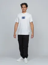 Remera Calvin Klein de manga corta y cuello redondo, color blanco, con gráfico frontal rectangular que incluye el monograma de la marca.