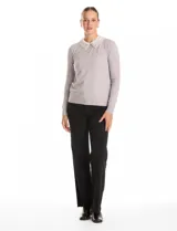 Buzo de punto fino color gris, con cuello camisero de gasa integrado decorado con apliques de perlas y brillos. Presenta mangas largas y puños acanalados.