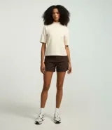 Remera negra de algodón, corte amplio, cuello alto en punto roma y mangas cortas.