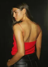 Musculosa roja de crepe con breteles finos de cordón de seda y escote recto.