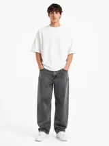 Pantalón jean de corte baggy, color gris con efecto acid wash, tiro medio y perneras amplias.
