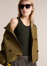 Musculosa verde oscuro de punto canalé, cuello redondo y corte ajustado.