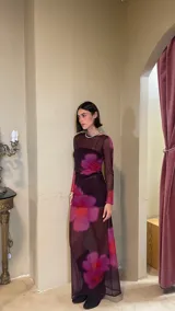 Vestido largo de microtul con estampado abstracto en tonos violeta, naranja y blanco. Incluye forro de top recto y short.