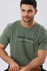 Remera azul de manga corta y cuello redondo, con texto bordado en el pecho.