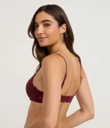 Soutien push-up de microfibra color bordó, con tirantes ajustables y copas moldeadas con relleno.