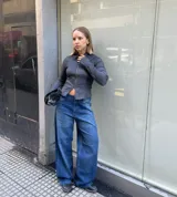 Jean de corte recto y tiro medio, color azul lavado con estampado de alas en tono más claro que recorre la parte trasera y los laterales de las piernas.