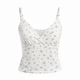 Musculosa de tela acanalada color blanco con estampado de pequeñas flores rosadas y verdes, con escote en V cruzado y breteles finos regulables.