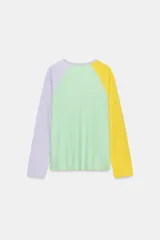 Camiseta de manga larga con diseño tricolor y patrón de rayas diagonales. Presenta cuerpo con rayas en verde y blanco, manga izquierda amarilla y manga derecha lila, con cuello redondo.