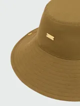 Sombrero tipo bucket color verde oliva, confeccionado en algodón, con detalles de ojales metálicos dorados y logo de la marca en el lateral.