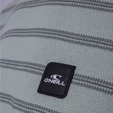 Remera de manga corta con cuello redondo, diseño a rayas horizontales en tonos beige y marrón oscuro, con parche de logo de la marca en el pecho.