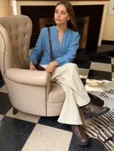 Bota corta de cuero vacuno en color chocolate con efecto desgastado. Presenta una suela track de goma negra, detalle de pulsera desmontable con tachas metálicas y cierre lateral.