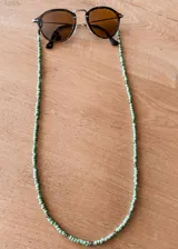 Correa para lentes con cuentas redondas de color verde manzana y detalles de cuentas plateadas.