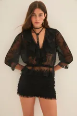 Short negro ajustado de tiro bajo con elástico en la cintura, confeccionado con varias capas de encaje con volados.