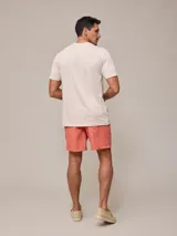 Short de baño tipo volley, color azul piedra con efecto lavado, cintura elástica con cordón ajustable y bolsillos laterales.