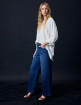 Camisa de lino color crudo, marca Cable & Gauge. Cuello con solapa y abertura central con botones. Delantera con bolsillos. Largo de manga regulable con presilla y botón. Largo de espalda mayor al largo delantero.