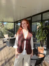 Chaleco de paño fino con estampado escocés en tonos rojo, verde y marrón.