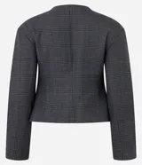 Blazer de sastrería color gris con estampado de cuadros, cuello redondo y cierre frontal con botones forrados. Presenta mangas largas con volumen tipo baloné y bolsillos frontales con solapa.
